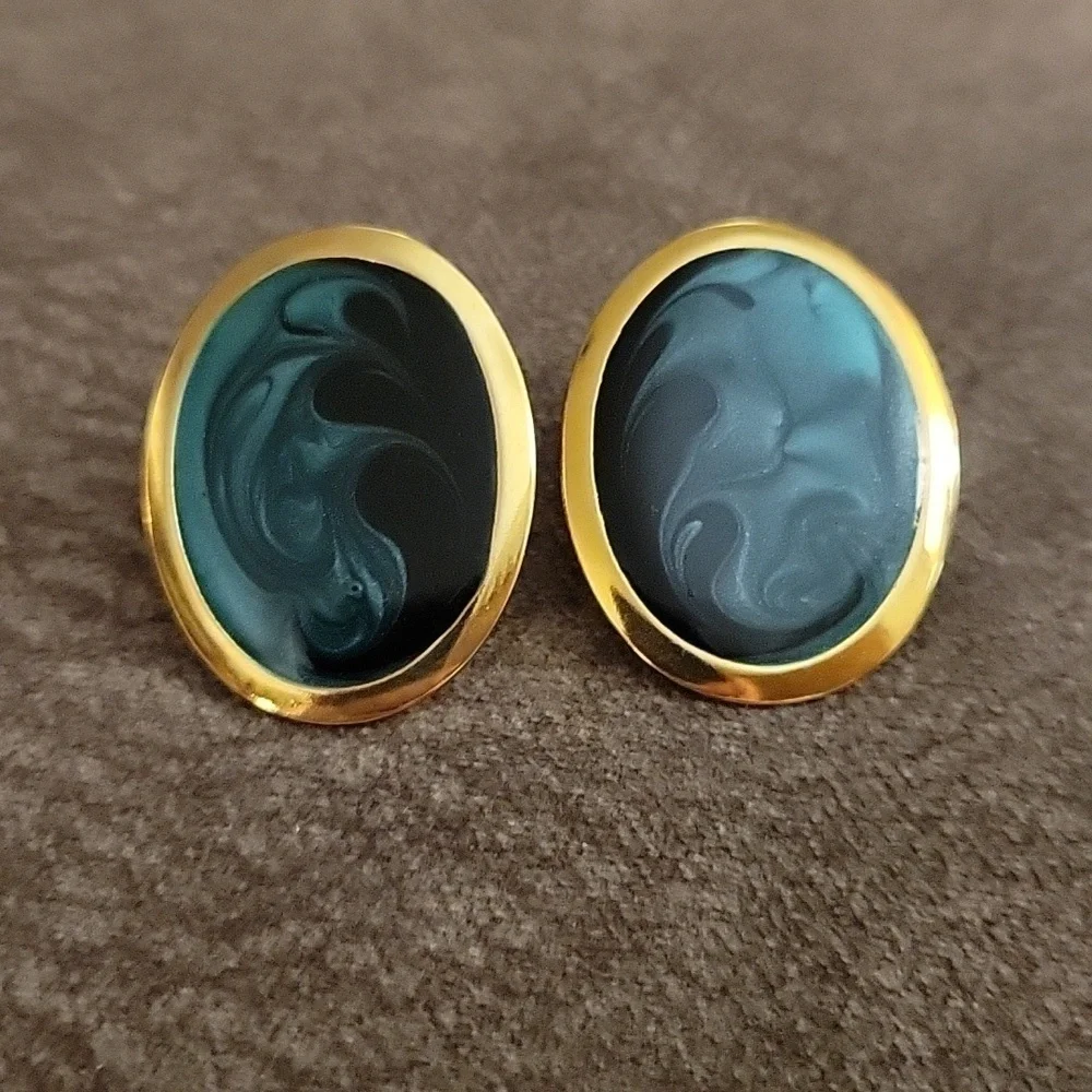 3/$30 VTG 1980s Green Black Marbled Oval Earrings